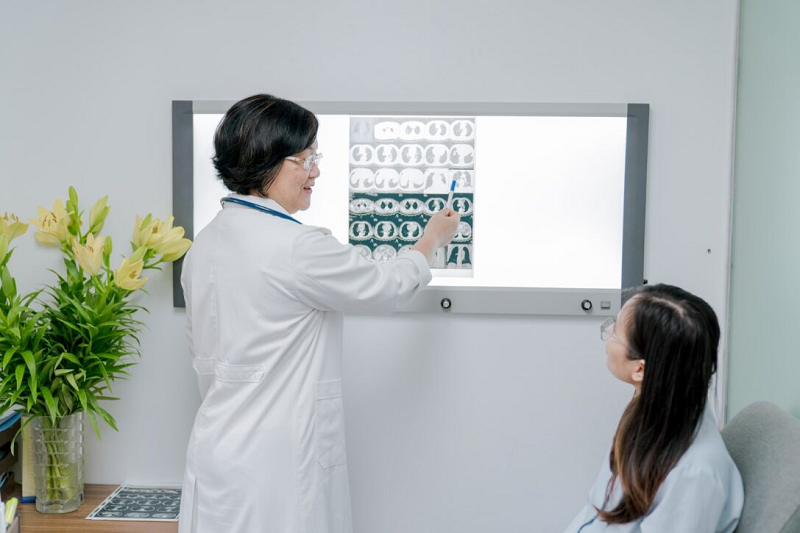 Khi có dấu hiệu bệnh đường hô hấp người bệnh nên khám bác sĩ chuyên khoa để chẩn đoán đúng và điều trị tích cực